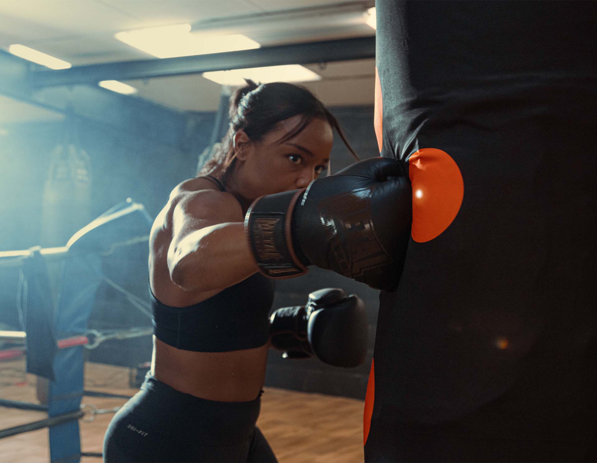 Femme entraînement sac de frappe